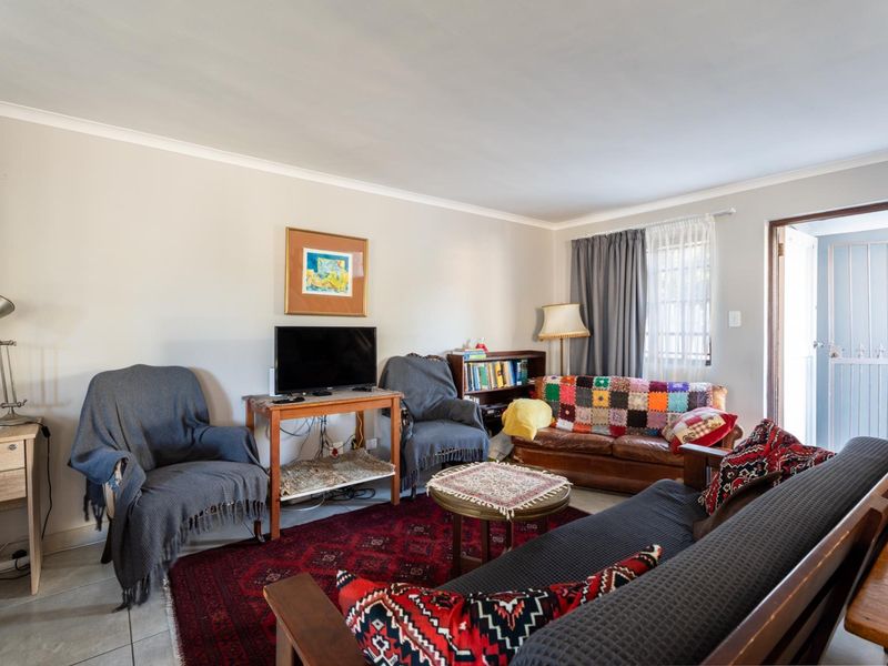 3 bed, 3 Bath open-plan gem, with income potential or ideal for guests - Photo 4