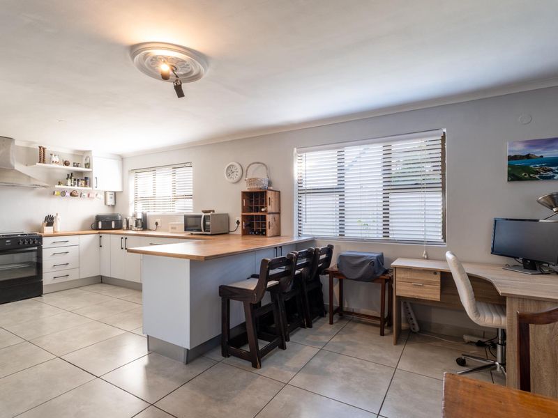 3 bed, 3 Bath open-plan gem, with income potential or ideal for guests - Photo 6