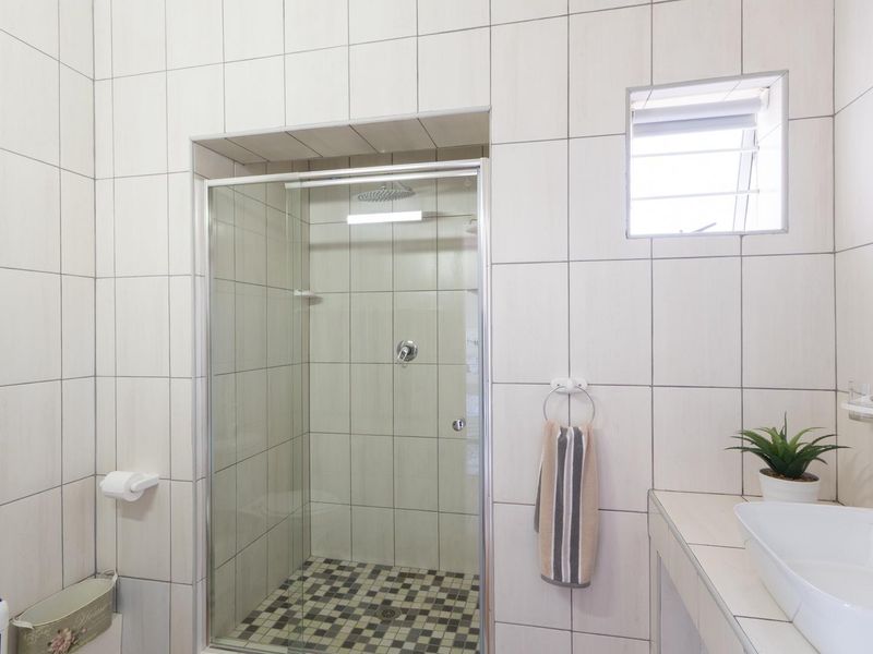 Secure Bachelor Unit with Private Garage Sunny Seas, Bettys Bay - Photo 6