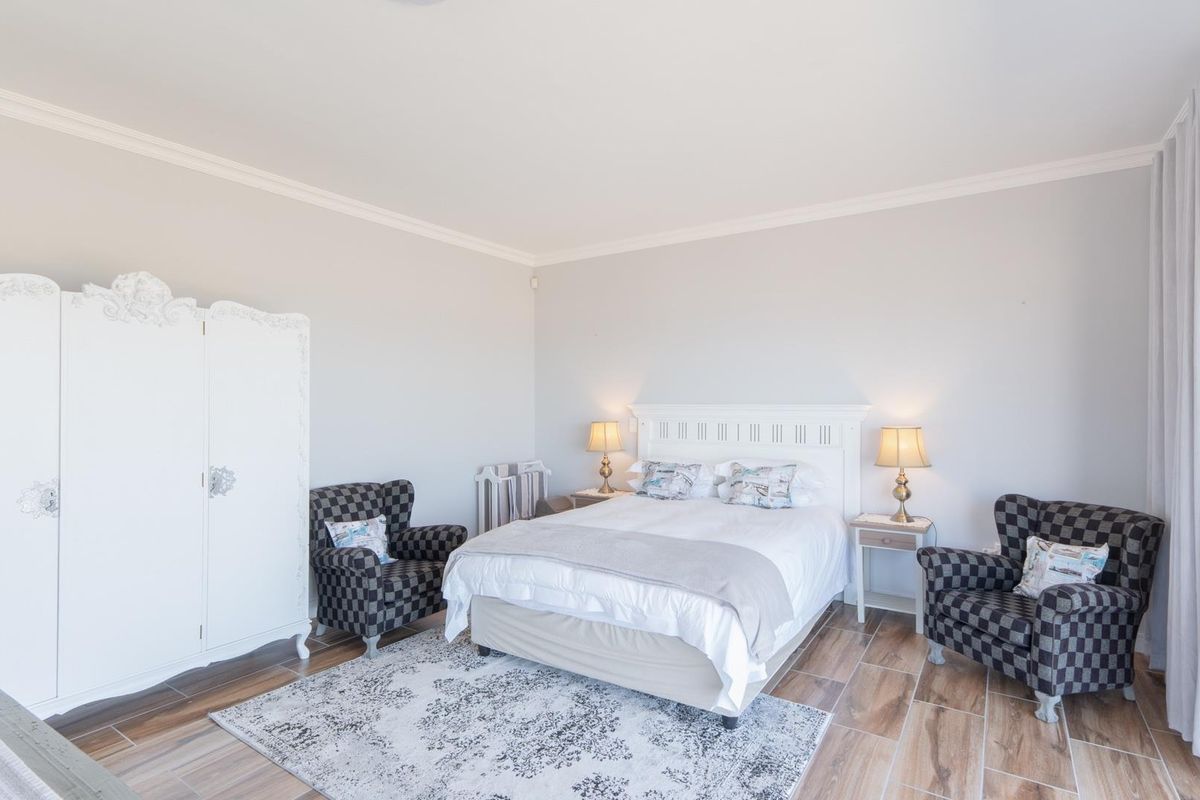 Secure Bachelor Unit with Private Garage Sunny Seas, Bettys Bay - Photo 3