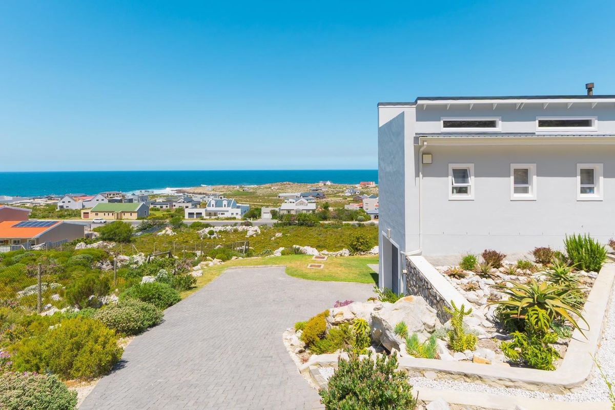 Secure Bachelor Unit with Private Garage Sunny Seas, Bettys Bay - Photo 2