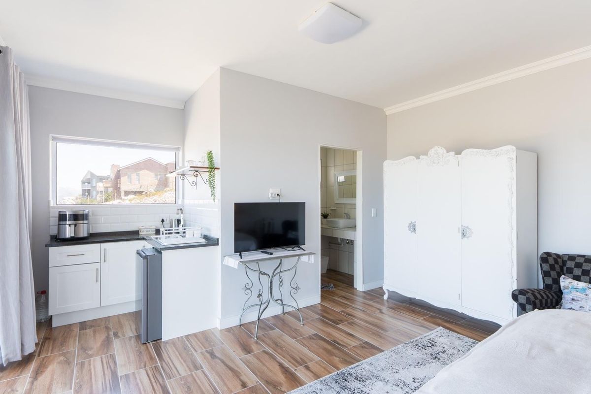 Secure Bachelor Unit with Private Garage Sunny Seas, Bettys Bay - Photo 5
