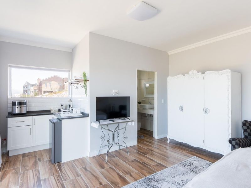 Secure Bachelor Unit with Private Garage Sunny Seas, Bettys Bay - Photo 5