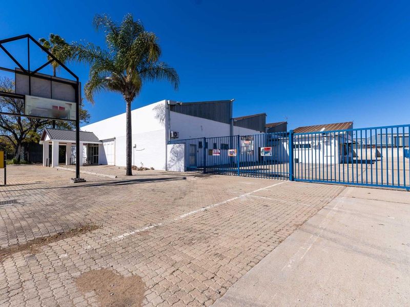 Prime Industrial Distribution Centre with Exceptional Exposure - Photo 4