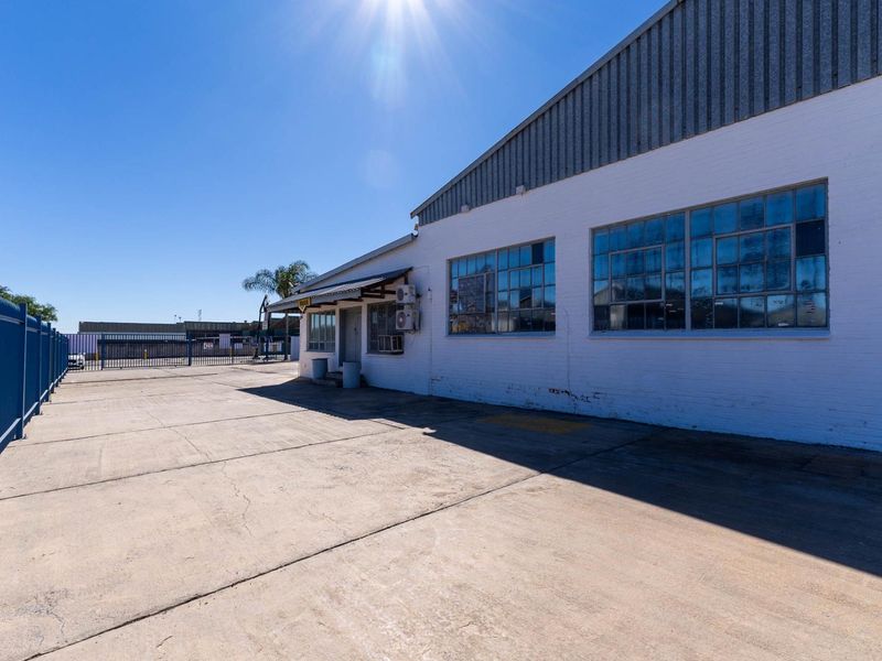Prime Industrial Distribution Centre with Exceptional Exposure - Photo 9