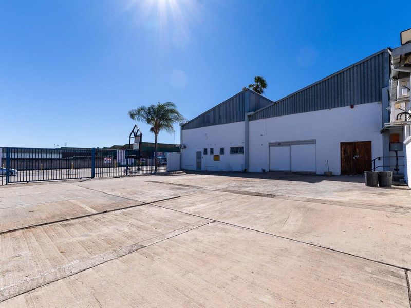 Prime Industrial Distribution Centre with Exceptional Exposure - Photo 7