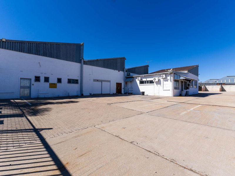 Prime Industrial Distribution Centre with Exceptional Exposure - Photo 5