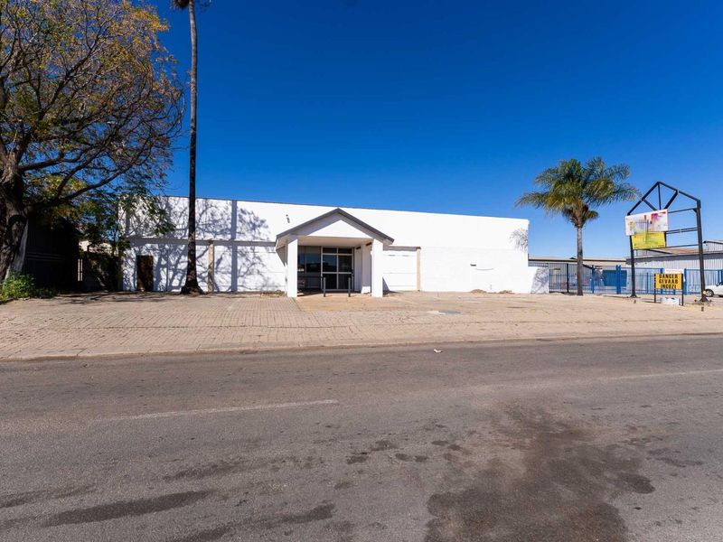 Prime Industrial Distribution Centre with Exceptional Exposure - Photo 2