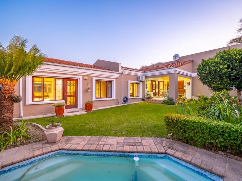 Single Storey Family Home with Pool in Boutique Pine Slopes Estate - Photo 1