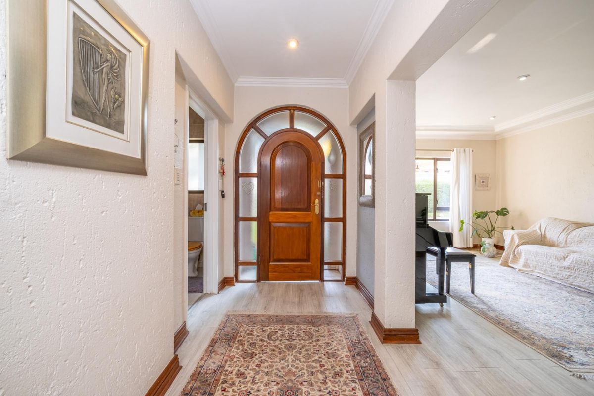 Single Storey Family Home with Pool in Boutique Pine Slopes Estate - Photo 4