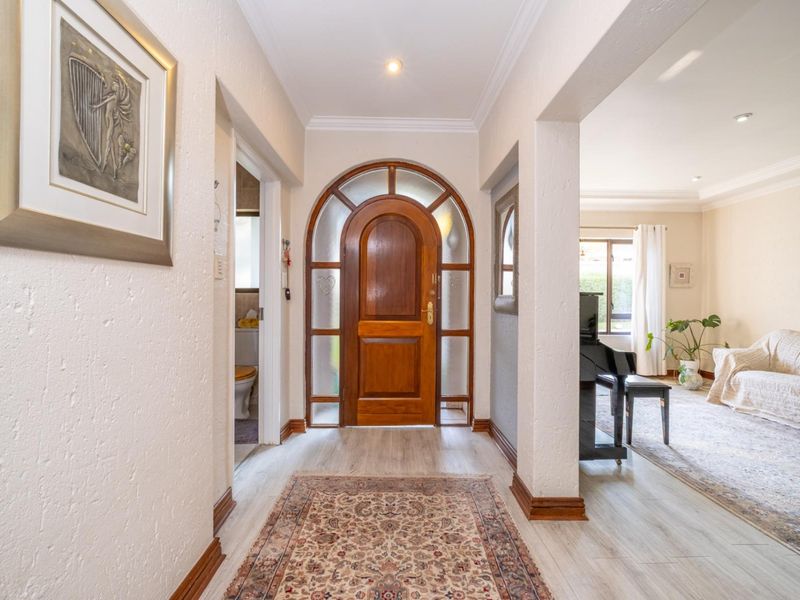 Single Storey Family Home with Pool in Boutique Pine Slopes Estate - Photo 4