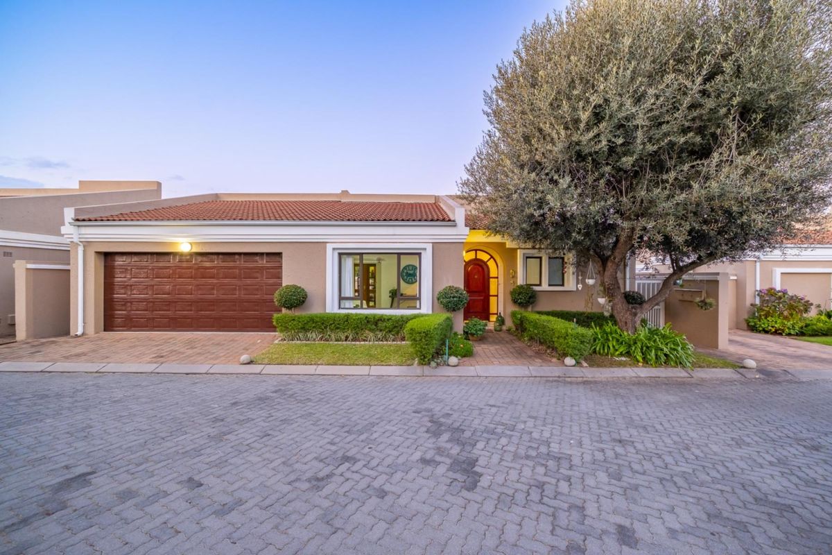 Single Storey Family Home with Pool in Boutique Pine Slopes Estate - Photo 2