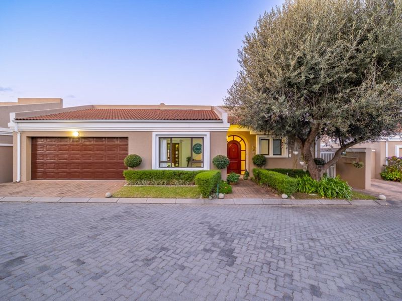 Single Storey Family Home with Pool in Boutique Pine Slopes Estate - Photo 2