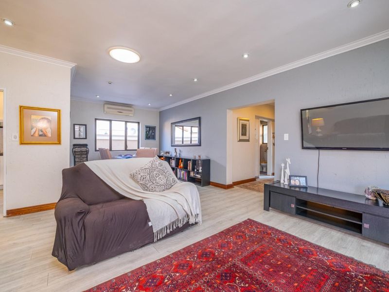 Single Storey Family Home with Pool in Boutique Pine Slopes Estate - Photo 8
