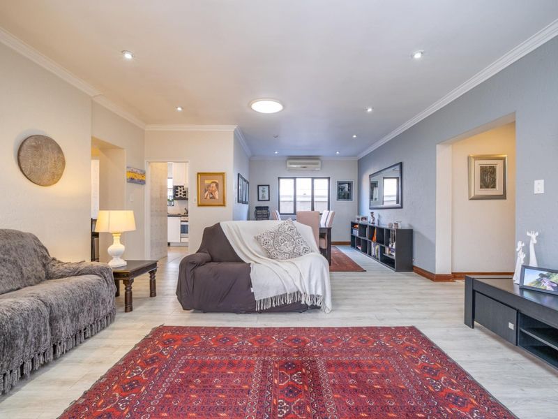 Single Storey Family Home with Pool in Boutique Pine Slopes Estate - Photo 7