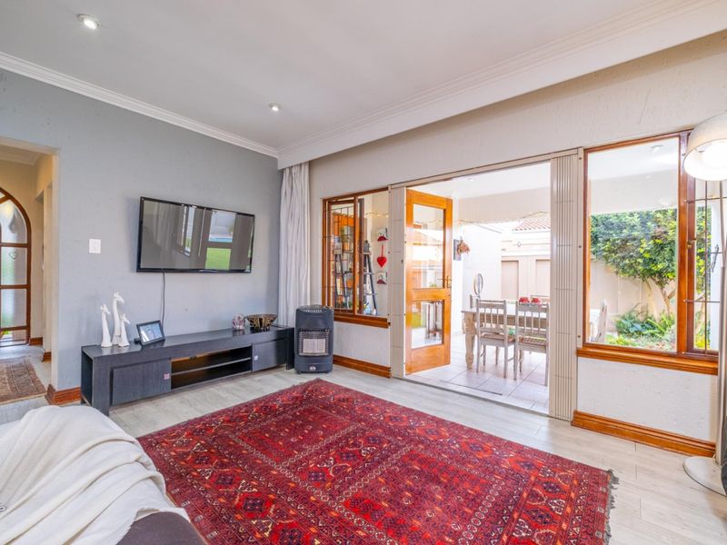 Single Storey Family Home with Pool in Boutique Pine Slopes Estate - Photo 6