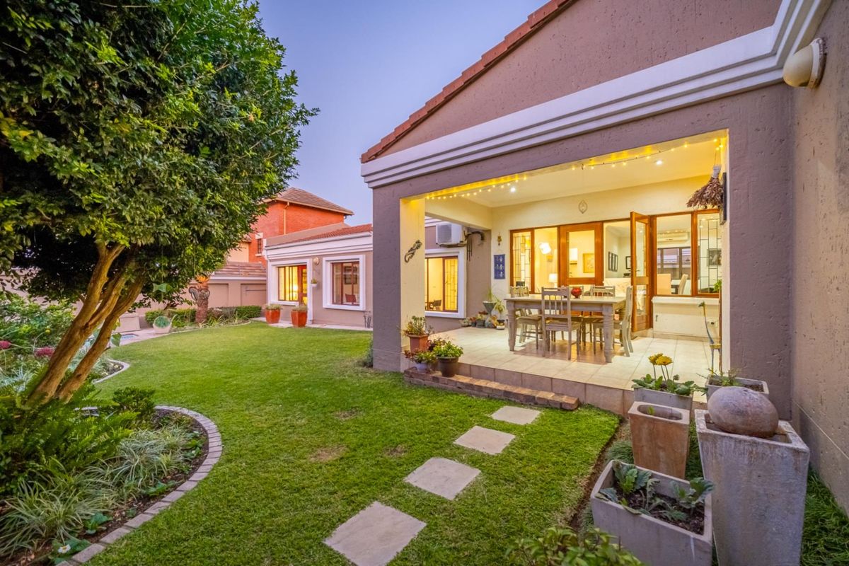 Single Storey Family Home with Pool in Boutique Pine Slopes Estate - Photo 3
