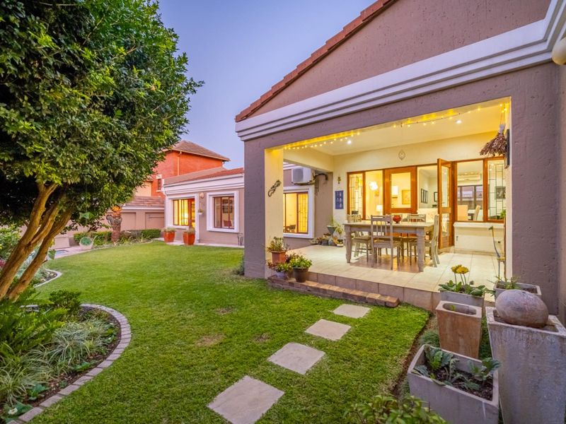 Single Storey Family Home with Pool in Boutique Pine Slopes Estate - Photo 3