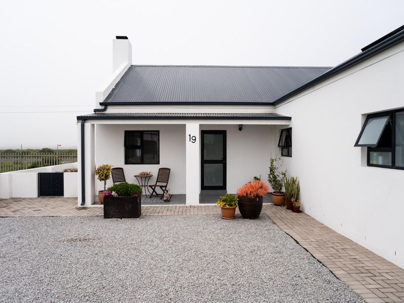 Stylish 3 Bedroom Home with 3 Bathrooms and Beach Access in Atlantic Sands Private Estate, Laaiplek - Photo 3