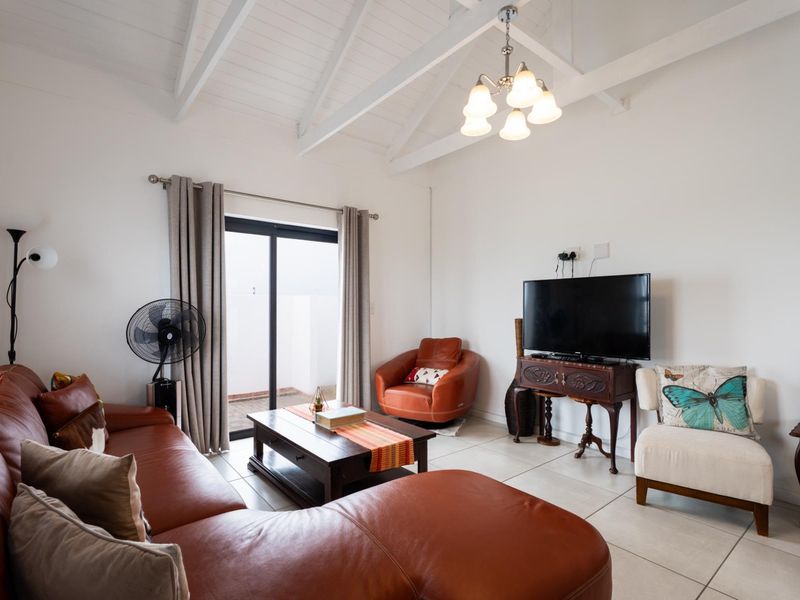 Stylish 3 Bedroom Home with 3 Bathrooms and Beach Access in Atlantic Sands Private Estate, Laaiplek - Photo 8