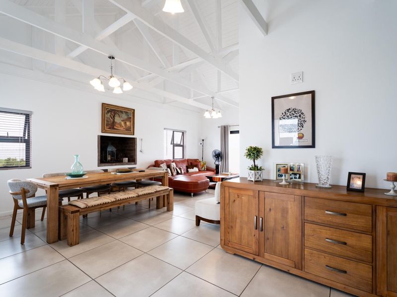 Stylish 3 Bedroom Home with 3 Bathrooms and Beach Access in Atlantic Sands Private Estate, Laaiplek - Photo 5