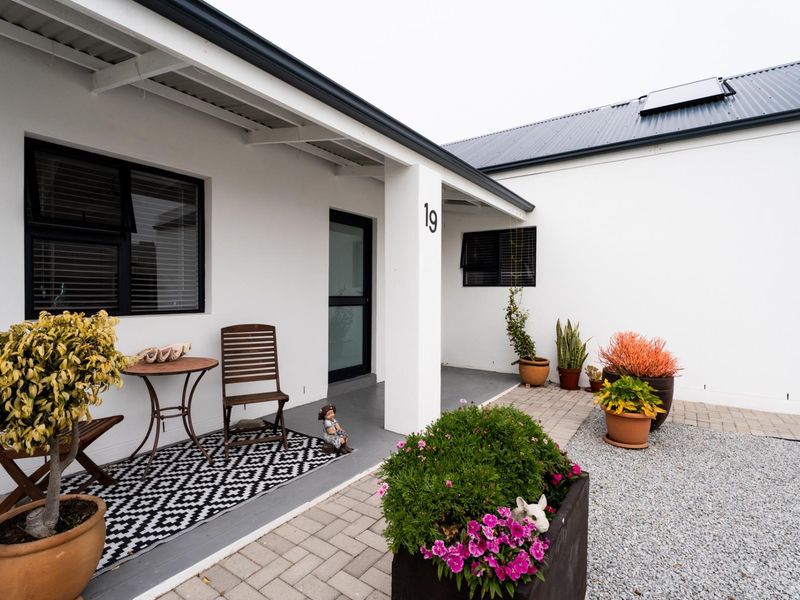 Stylish 3 Bedroom Home with 3 Bathrooms and Beach Access in Atlantic Sands Private Estate, Laaiplek - Photo 4