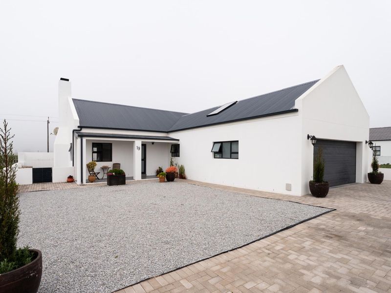 Stylish 3 Bedroom Home with 3 Bathrooms and Beach Access in Atlantic Sands Private Estate, Laaiplek - Photo 2