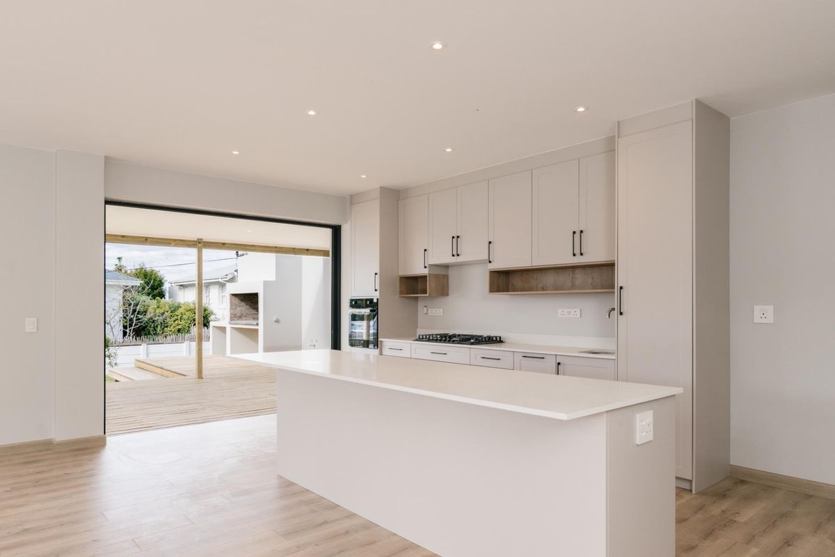 For the Entertainers and the Socialites - Expansive New Build in Lagoonside Suburb - Photo 5