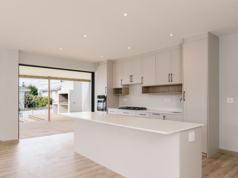 For the Entertainers and the Socialites - Expansive New Build in Lagoonside Suburb - Photo 5