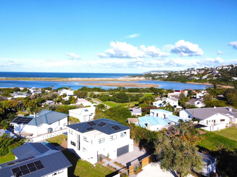 For the Entertainers and the Socialites - Expansive New Build in Lagoonside Suburb - Photo 2
