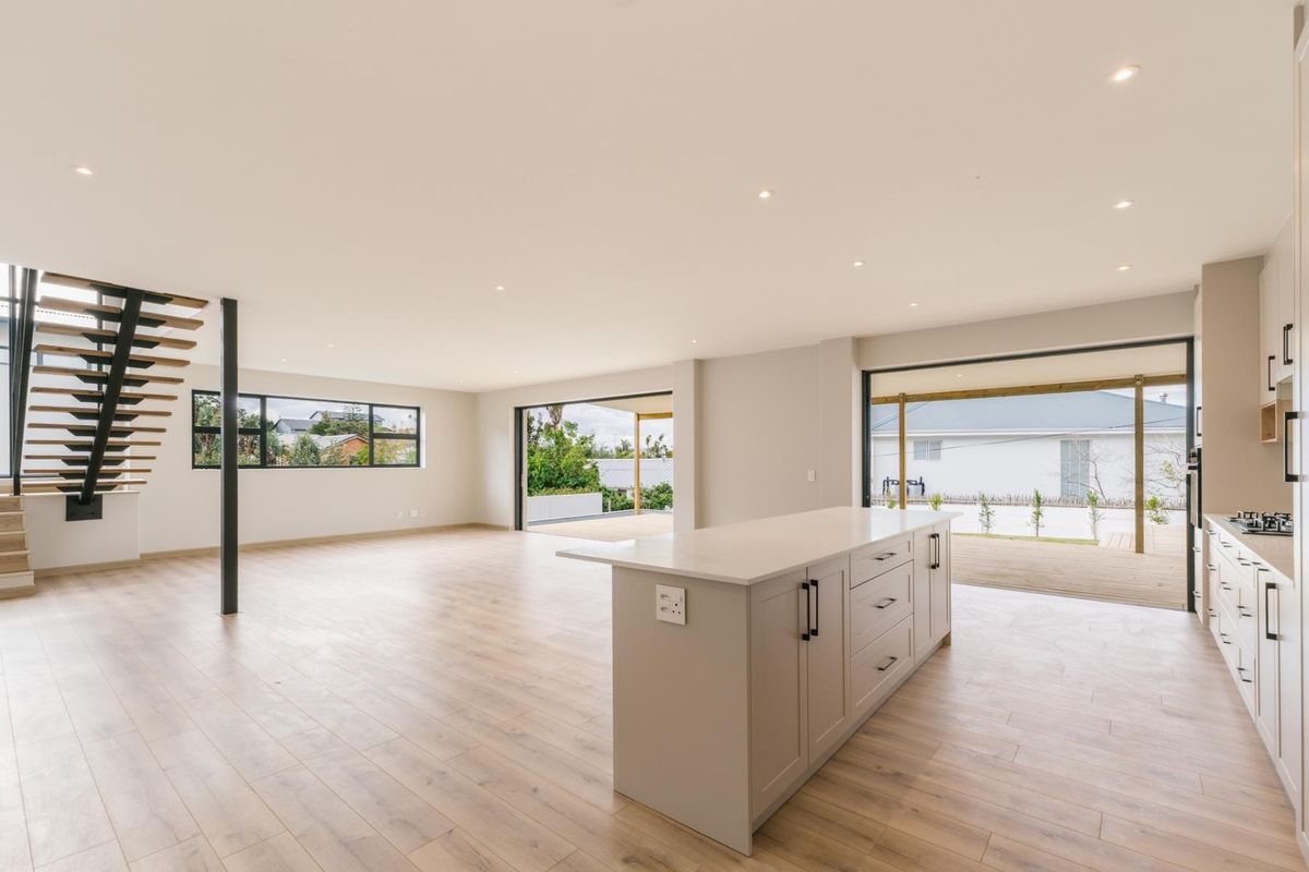 For the Entertainers and the Socialites - Expansive New Build in Lagoonside Suburb - Photo 4