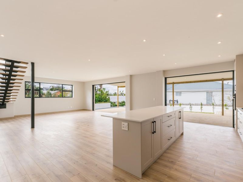 For the Entertainers and the Socialites - Expansive New Build in Lagoonside Suburb - Photo 4