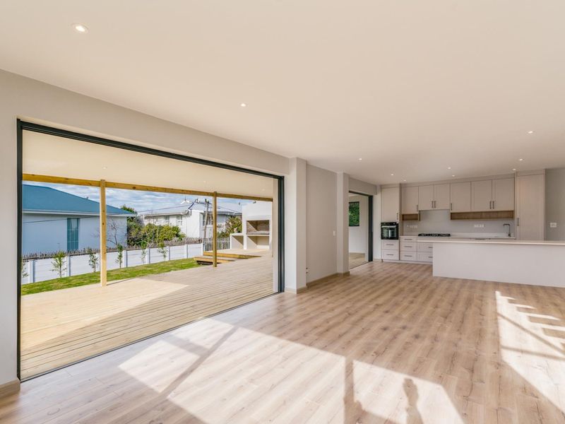 For the Entertainers and the Socialites - Expansive New Build in Lagoonside Suburb - Photo 10
