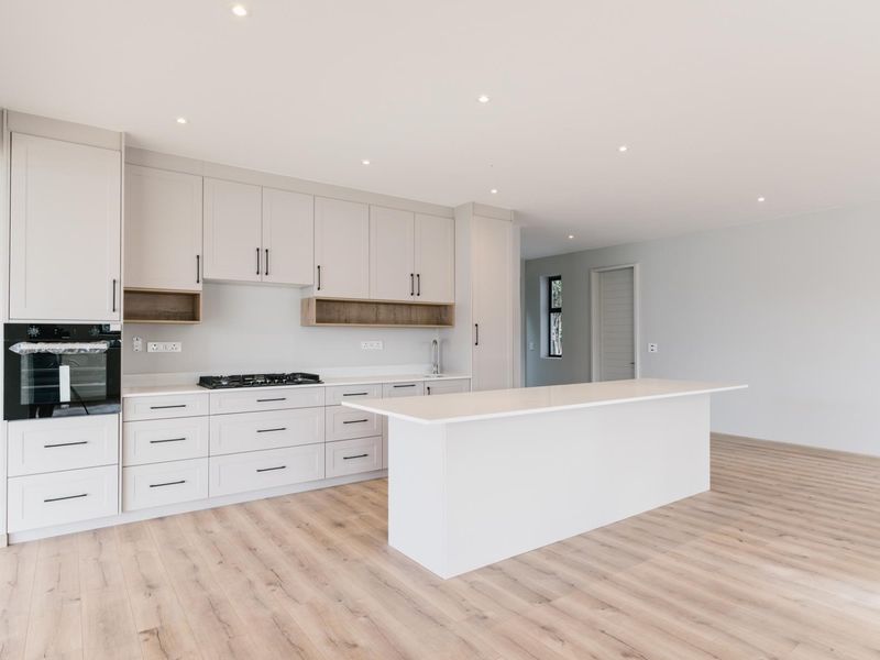 For the Entertainers and the Socialites - Expansive New Build in Lagoonside Suburb - Photo 6