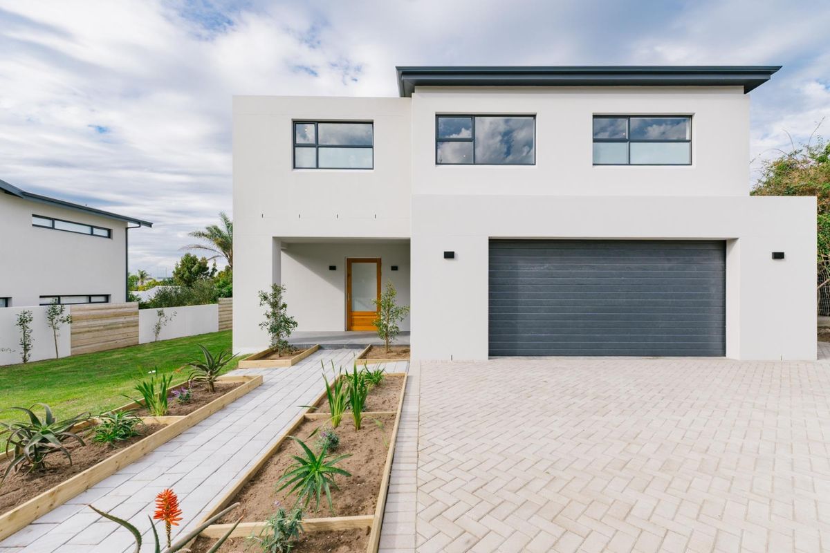 For the Entertainers and the Socialites - Expansive New Build in Lagoonside Suburb - Photo 3