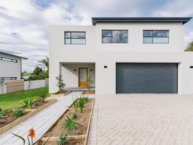 For the Entertainers and the Socialites - Expansive New Build in Lagoonside Suburb - Photo 3