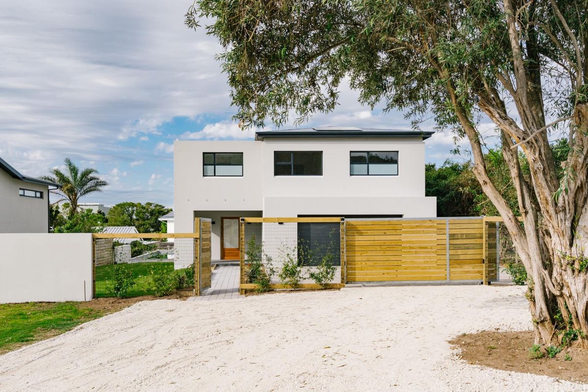 For the Entertainers and the Socialites - Expansive New Build in Lagoonside Suburb - Photo 2