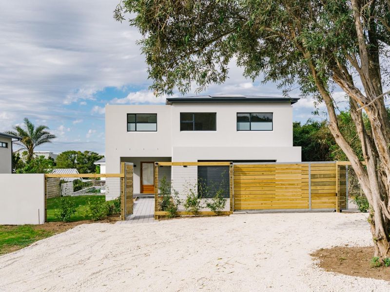 For the Entertainers and the Socialites - Expansive New Build in Lagoonside Suburb - Photo 2