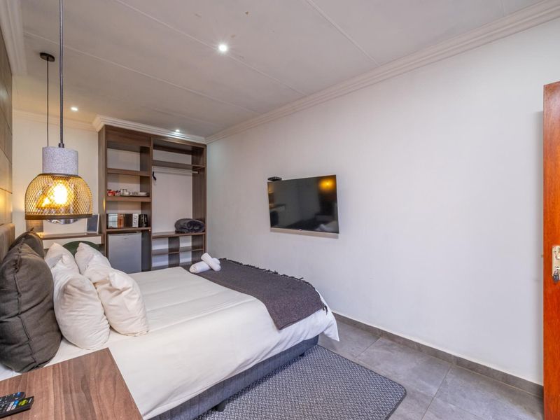 Established 12 Suite Guest House | Proven Hospitality Business | Flamwood, Klerksdorp - Photo 10