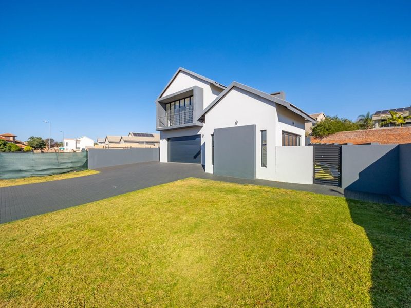 Brand New Luxury Family Home in Eldo Village Estate - Photo 3