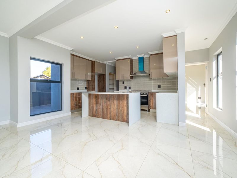 Brand New Luxury Family Home in Eldo Village Estate - Photo 10