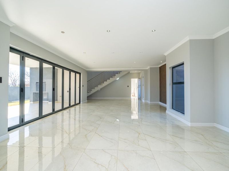 Brand New Luxury Family Home in Eldo Village Estate - Photo 8