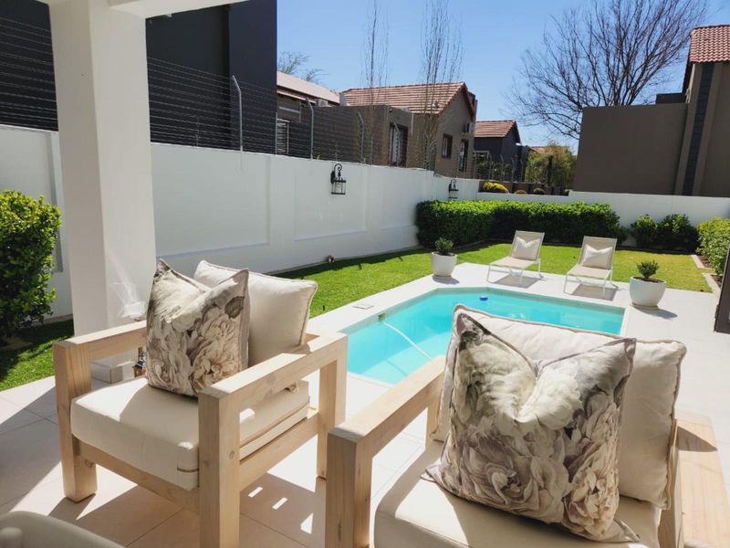 Designer Family Home with Exceptional Finishes in Broadacres Country Estate - Photo 1