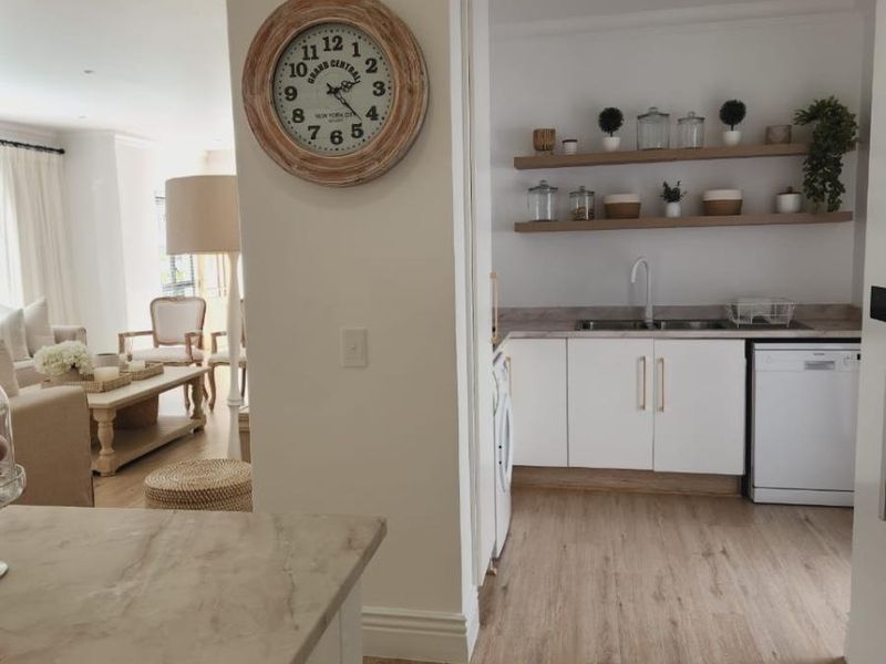 Designer Family Home with Exceptional Finishes in Broadacres Country Estate - Photo 9