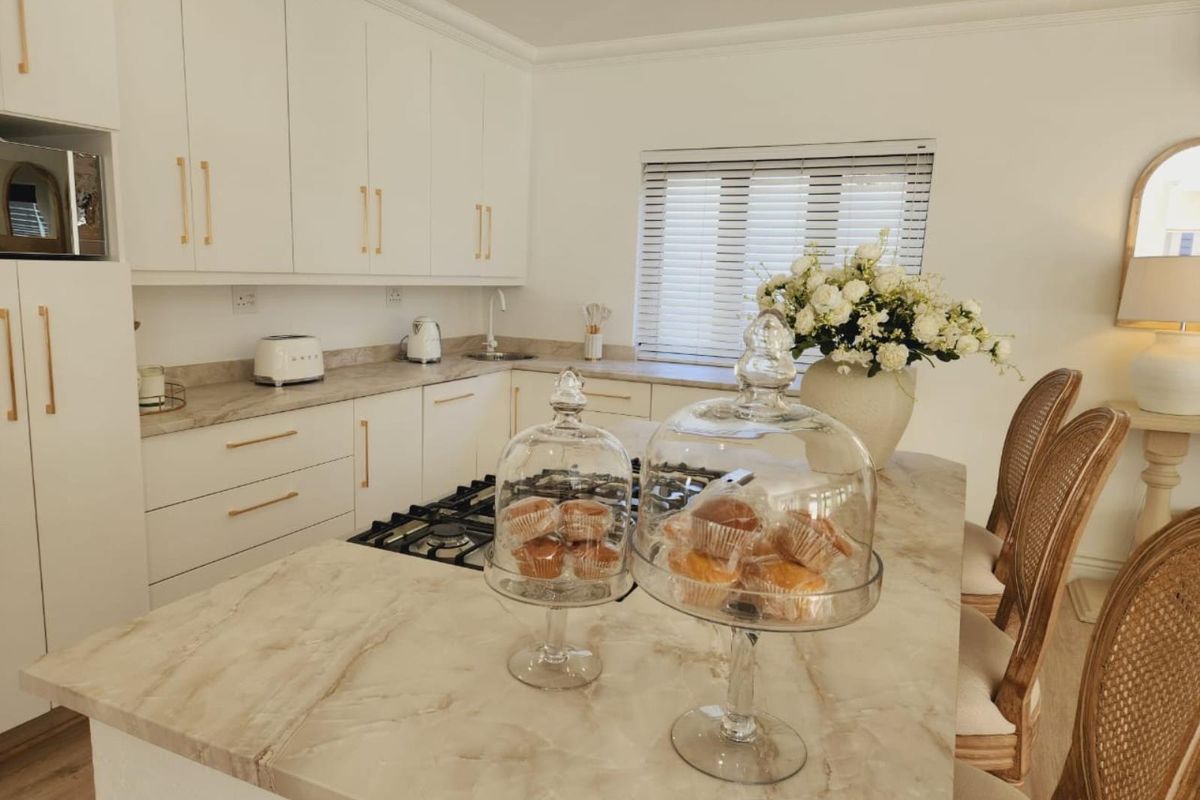 Designer Family Home with Exceptional Finishes in Broadacres Country Estate - Photo 3