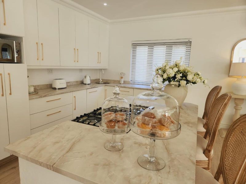Designer Family Home with Exceptional Finishes in Broadacres Country Estate - Photo 3