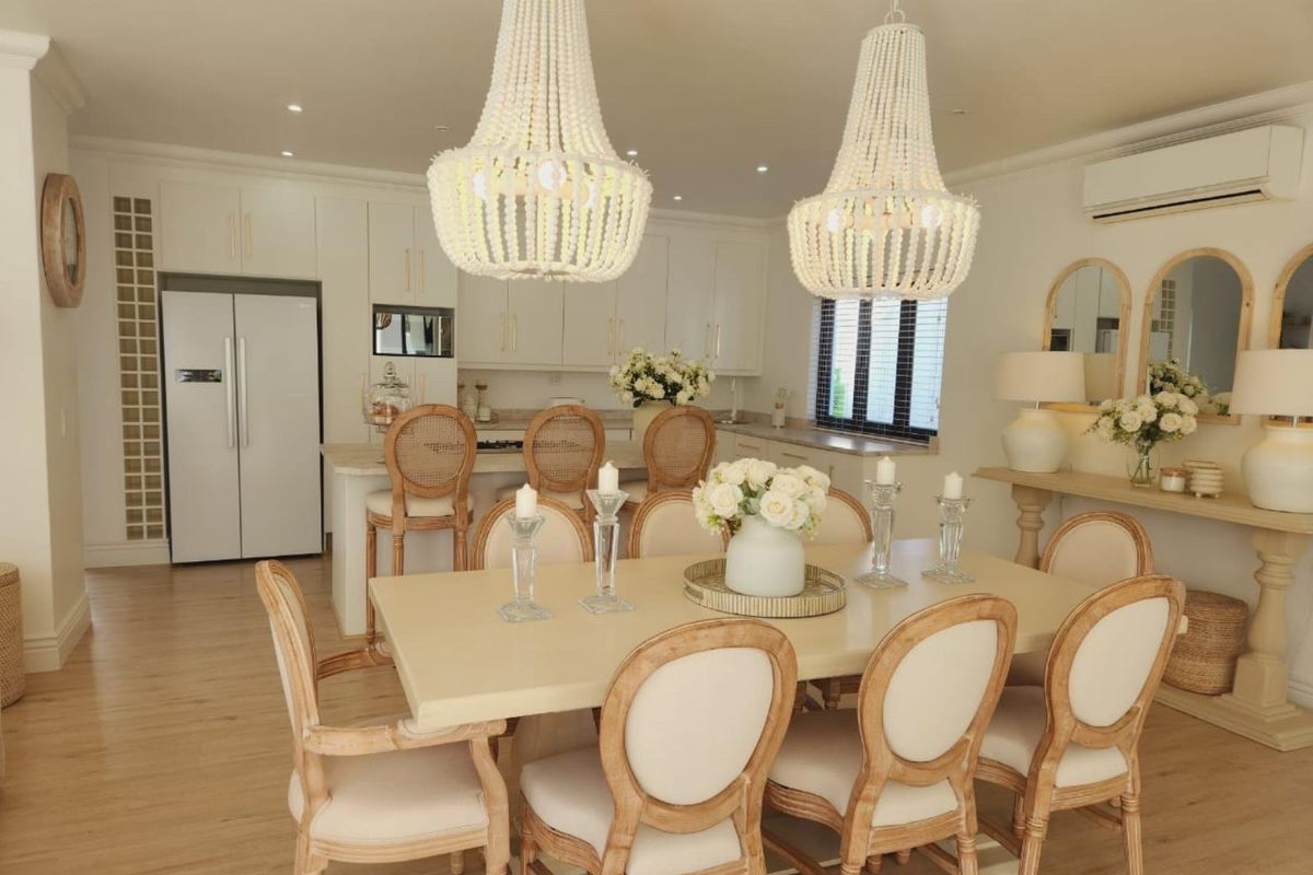 Designer Family Home with Exceptional Finishes in Broadacres Country Estate - Photo 2