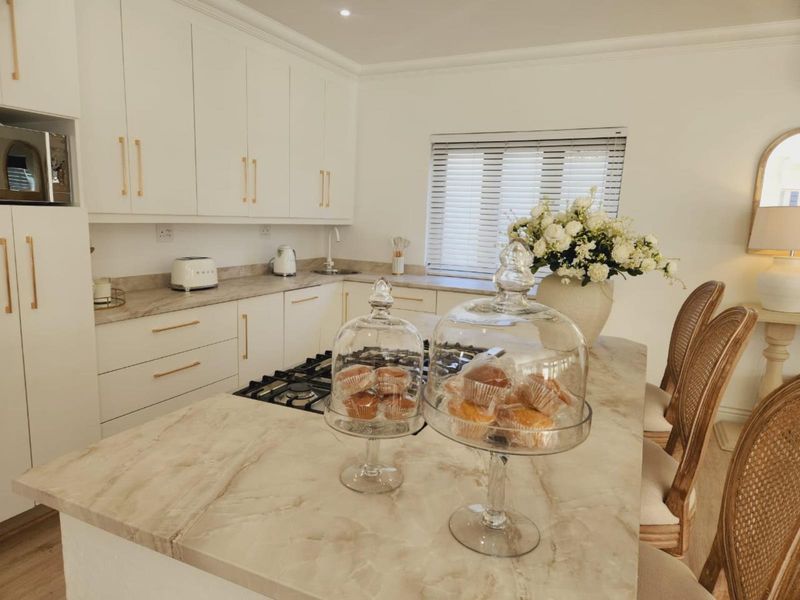 Designer Family Home with Exceptional Finishes in Broadacres Country Estate - Photo 4