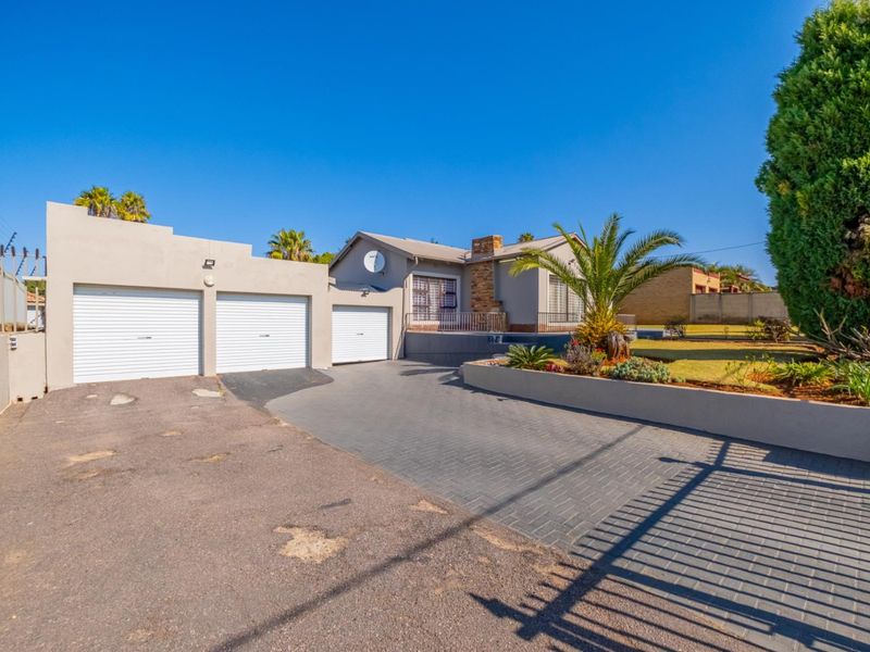 Spacious Family Home on a Large Stand in Erasmia, Centurion - Photo 1
