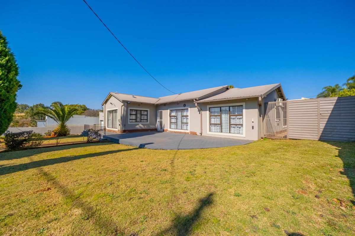 Spacious Family Home on a Large Stand in Erasmia, Centurion - Photo 4